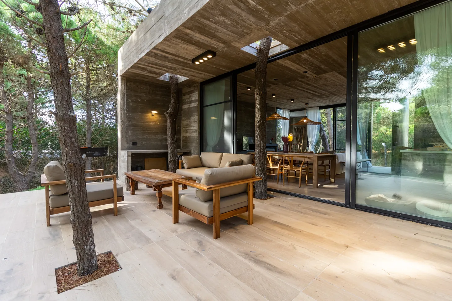 Casa rodeada de bosque
