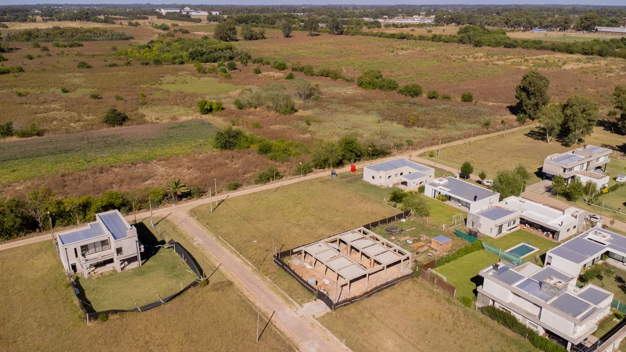 Fotografía aérea de viviendas y entorno